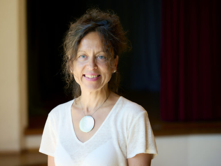 Portrait von Katalin Wenger, DozentIn der Akademie für anthroposophische Pädagogik