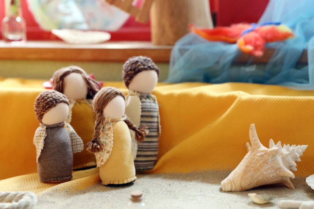 AfaP, mit Stoffpuppen dekorierter Tisch im Rahmen des Studiengangs Elementarpädagogik