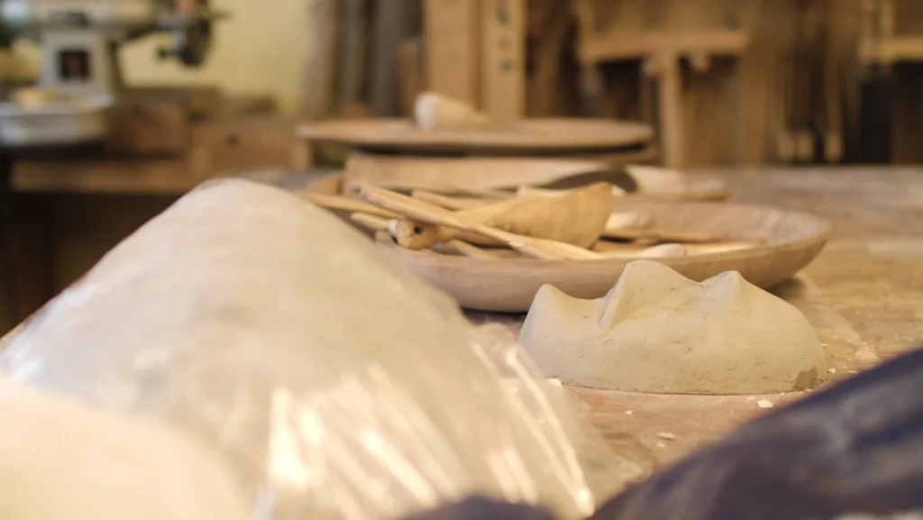 Tonmaske auf einem Tisch, AfaP