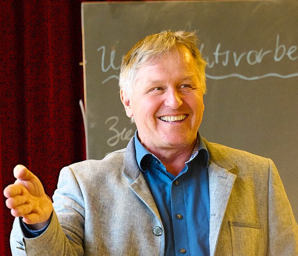Portrait von Gerwin J. Mader, DozentIn der Akademie für anthroposophische Pädagogik