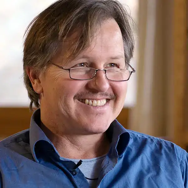 Portrait von Gerwin J. Mader, DozentIn der Akademie für anthroposophische Pädagogik