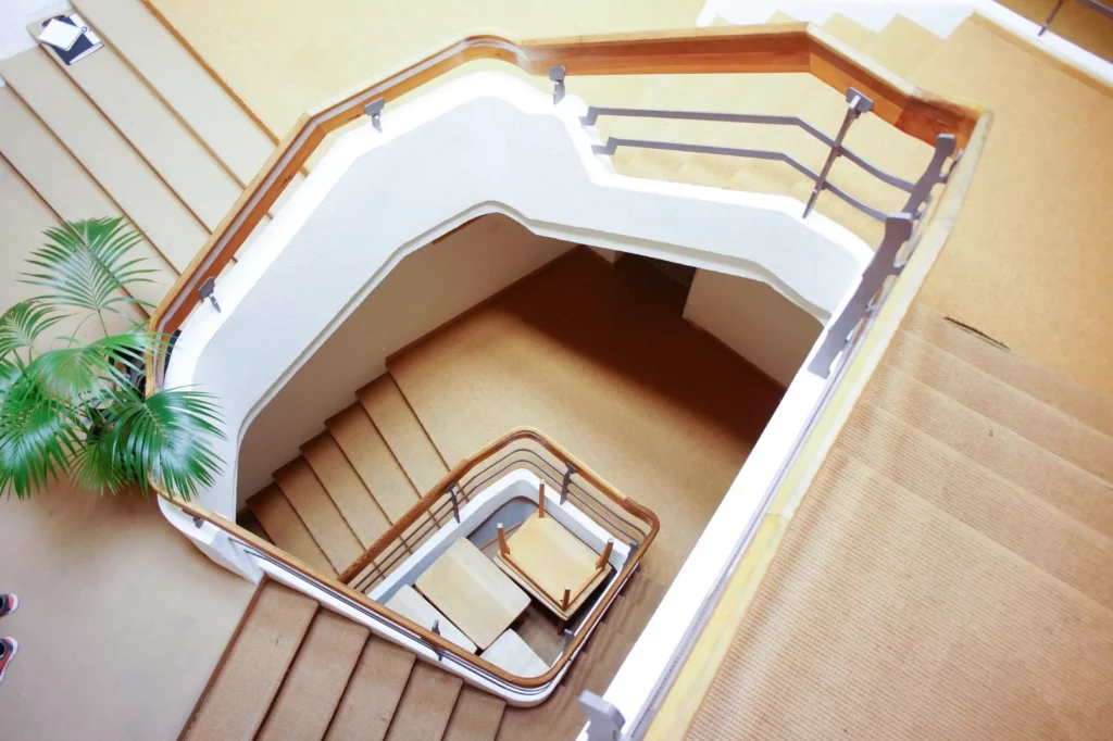 Das Treppenhaus der Akademie für anthroposophische Pädagogik von oben